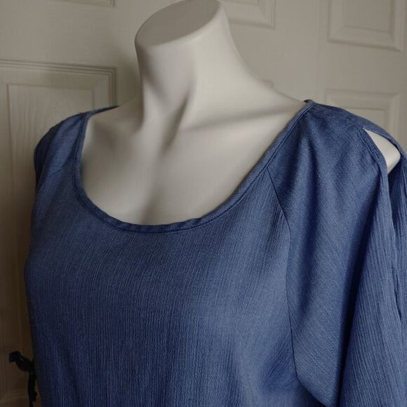 Kaileigh chambray cold shoulder blouse sz L - Picture 4 of 8
